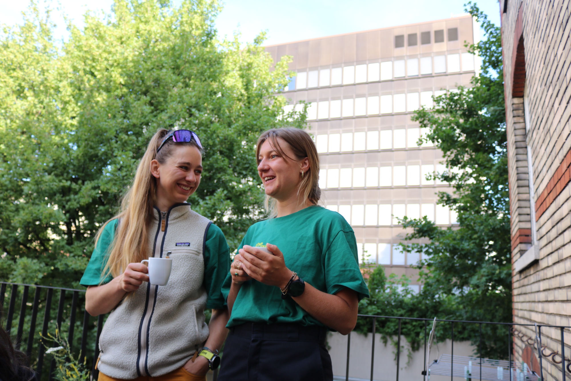 Josien en Ronja in gesprek, in shirts van The Culture Trail