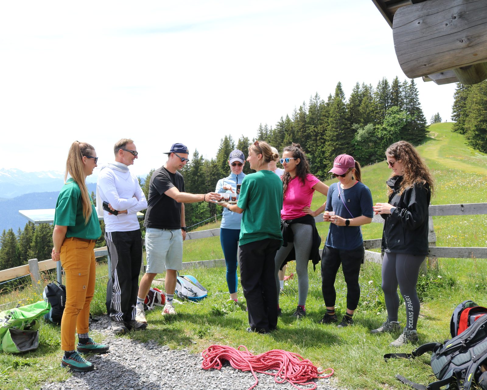De groep werkt samen als team op de trail, met het klimtouw