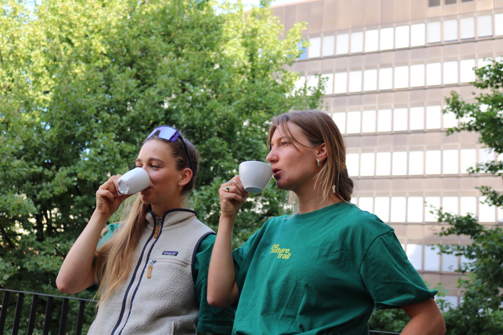 Josien Verkleij en een collega drinken koffie in The Culture Trail-shirts